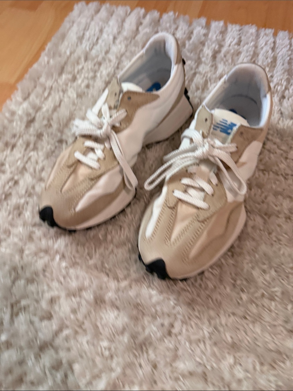 NEW Balance 327 Neutral Beige & White Sneakers - Picture 2 of 4